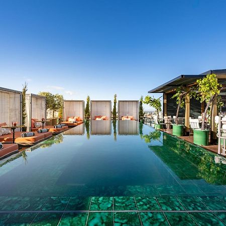 Bless Hotel Madrid - The Leading Hotels Of The World Luaran gambar The rooftop pool at the hotel